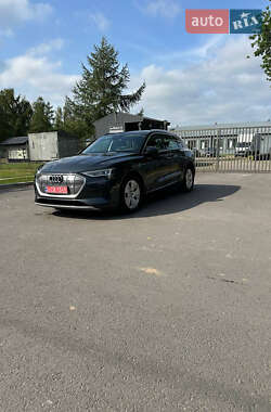 Позашляховик / Кросовер Audi e-tron 2021 в 