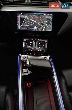 Внедорожник / Кроссовер Audi e-tron 2022 в 