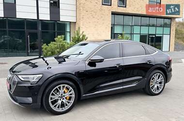 Позашляховик / Кросовер Audi e-tron 2022 в 
