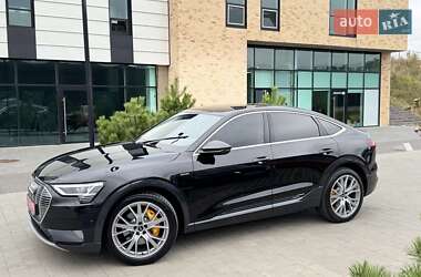 Позашляховик / Кросовер Audi e-tron 2022 в 
