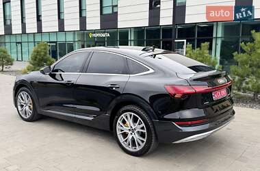 Позашляховик / Кросовер Audi e-tron 2022 в 
