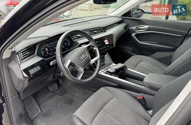 Позашляховик / Кросовер Audi e-tron 2022 в 