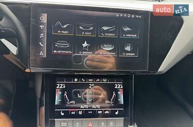 Позашляховик / Кросовер Audi e-tron 2022 в 