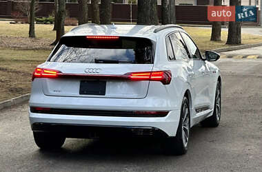 Позашляховик / Кросовер Audi e-tron 2021 в 