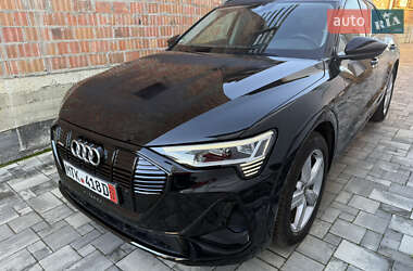 Позашляховик / Кросовер Audi e-tron 2022 в 