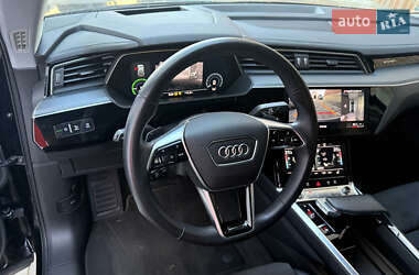 Позашляховик / Кросовер Audi e-tron 2022 в 