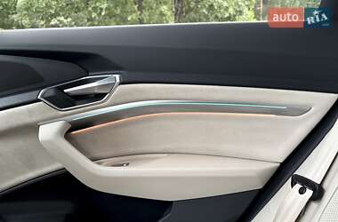 Внедорожник / Кроссовер Audi e-tron 2021 в 