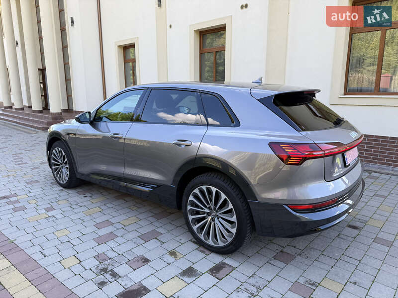 Позашляховик / Кросовер Audi e-tron 2020 в Сваляві