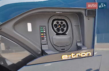 Позашляховик / Кросовер Audi e-tron 2019 в 
