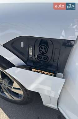 Внедорожник / Кроссовер Audi e-tron 2021 в 
