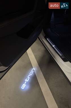 Внедорожник / Кроссовер Audi e-tron 2021 в 