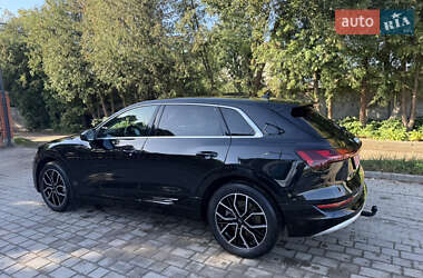 Позашляховик / Кросовер Audi e-tron 2021 в 