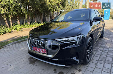 Позашляховик / Кросовер Audi e-tron 2021 в 