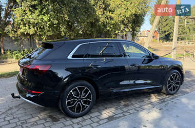 Позашляховик / Кросовер Audi e-tron 2021 в 