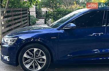 Позашляховик / Кросовер Audi e-tron 2021 в 