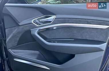 Позашляховик / Кросовер Audi e-tron 2021 в 