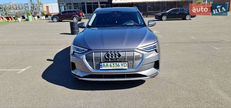 Позашляховик / Кросовер Audi e-tron 2019 в 