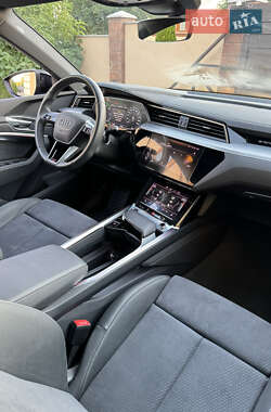 Внедорожник / Кроссовер Audi e-tron 2022 в 