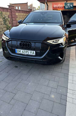 Внедорожник / Кроссовер Audi e-tron 2022 в 