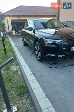 Внедорожник / Кроссовер Audi e-tron 2022 в 
