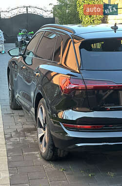 Внедорожник / Кроссовер Audi e-tron 2022 в 
