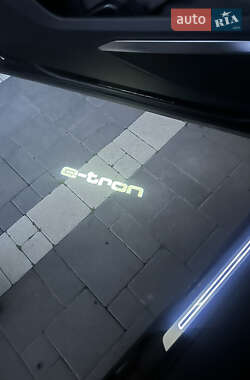 Внедорожник / Кроссовер Audi e-tron 2022 в 