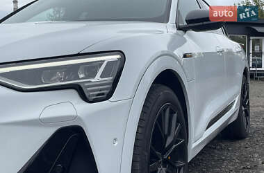 Внедорожник / Кроссовер Audi e-tron 2022 в 