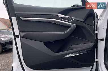 Внедорожник / Кроссовер Audi e-tron 2022 в 