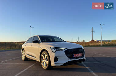 Внедорожник / Кроссовер Audi e-tron 2023 в 