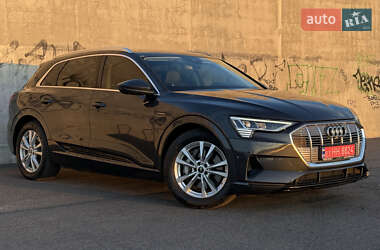 Позашляховик / Кросовер Audi e-tron 2021 в 