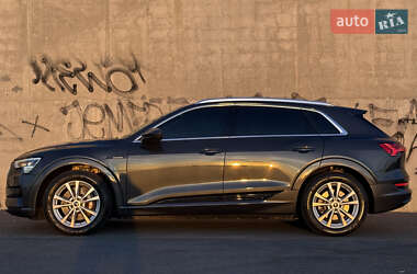 Позашляховик / Кросовер Audi e-tron 2021 в 