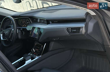 Позашляховик / Кросовер Audi e-tron 2021 в 