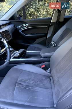 Внедорожник / Кроссовер Audi e-tron 2021 в 