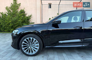 Позашляховик / Кросовер Audi e-tron 2020 в 