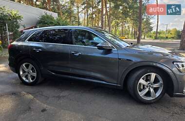 Позашляховик / Кросовер Audi e-tron 2021 в 