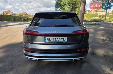 Позашляховик / Кросовер Audi e-tron 2021 в 