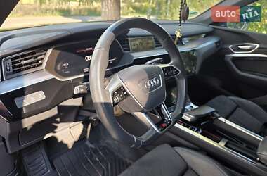 Позашляховик / Кросовер Audi e-tron 2021 в 