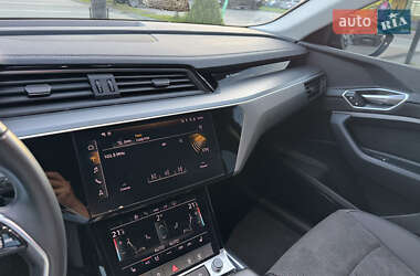 Позашляховик / Кросовер Audi e-tron 2023 в 