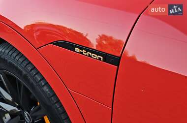 Внедорожник / Кроссовер Audi e-tron 2021 в 