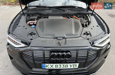 Внедорожник / Кроссовер Audi e-tron 2022 в 