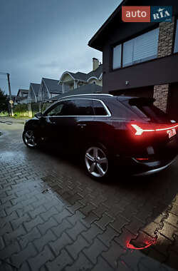 Внедорожник / Кроссовер Audi e-tron 2023 в 