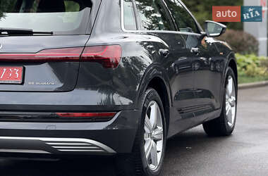 Внедорожник / Кроссовер Audi e-tron 2021 в 