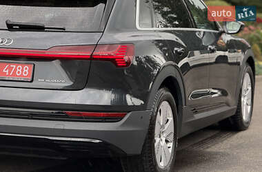 Позашляховик / Кросовер Audi e-tron 2021 в 