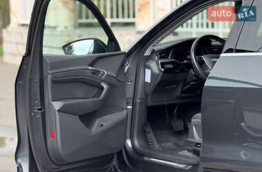 Позашляховик / Кросовер Audi e-tron 2021 в 