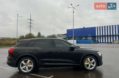 Позашляховик / Кросовер Audi e-tron 2023 в 