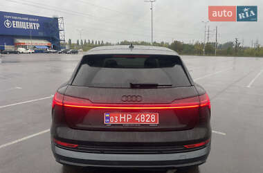 Позашляховик / Кросовер Audi e-tron 2023 в 