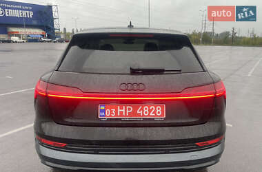 Позашляховик / Кросовер Audi e-tron 2023 в 