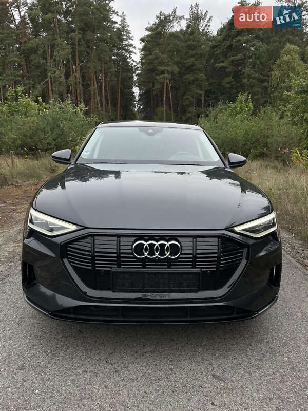 Внедорожник / Кроссовер Audi e-tron 2022 в 