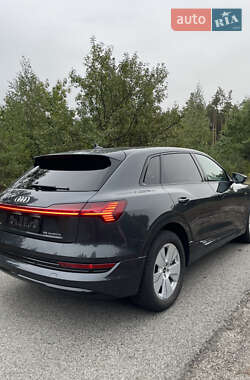 Внедорожник / Кроссовер Audi e-tron 2022 в 