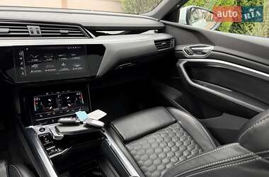 Позашляховик / Кросовер Audi e-tron 2021 в 